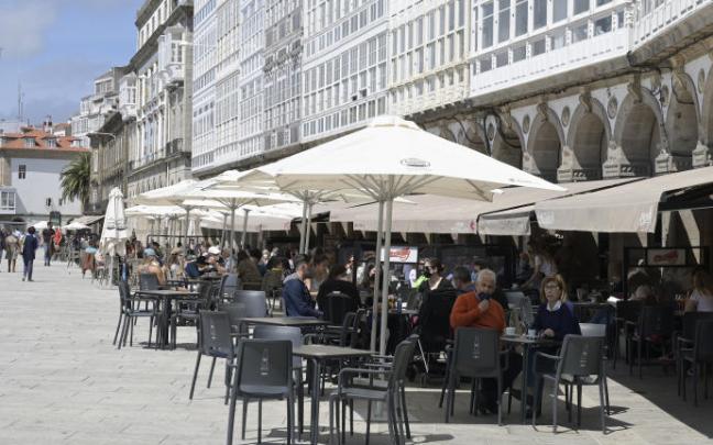 Varias personas en la terraza de un bar en A Coruña.