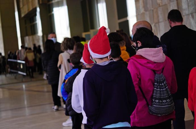 Un grupo de niños acude a recibir la vacuna contra el covid-19, en Santiago de Compostela.