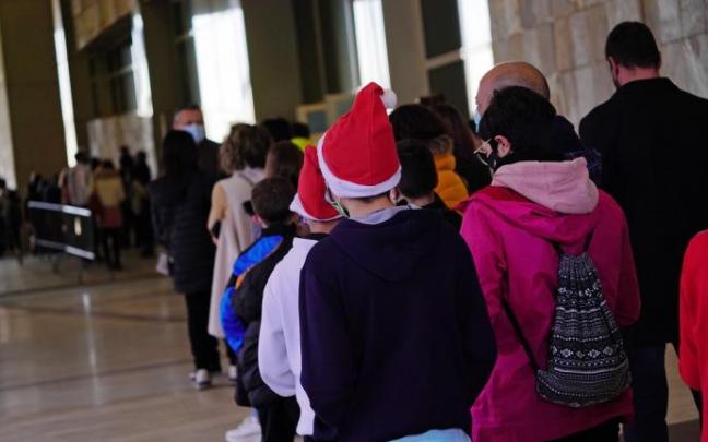 Un grupo de niños acude a recibir la vacuna contra el covid-19, en Santiago de Compostela. Un grupo de niños acude a recibir la vacuna contra el covid-19, en Santiago de Compostela.