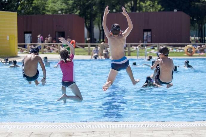 Niños bañándose en una piscina de Gamarra