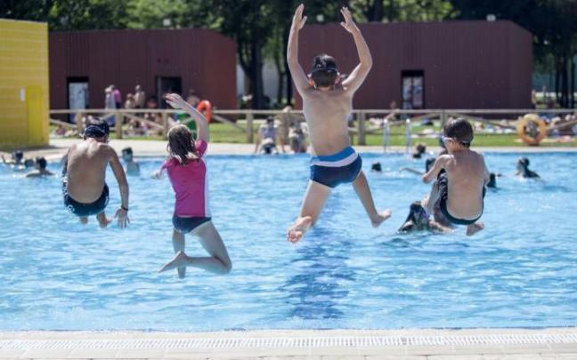 Niños bañándose en una piscina de Gamarra