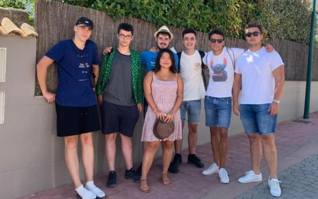 Artur Suboc, Liher Méndez, Asier Goikoetxea, Aketza Díez, Markel Alonso, Mihai Baicu y Andrea Pérez en el chalé de Lliria.