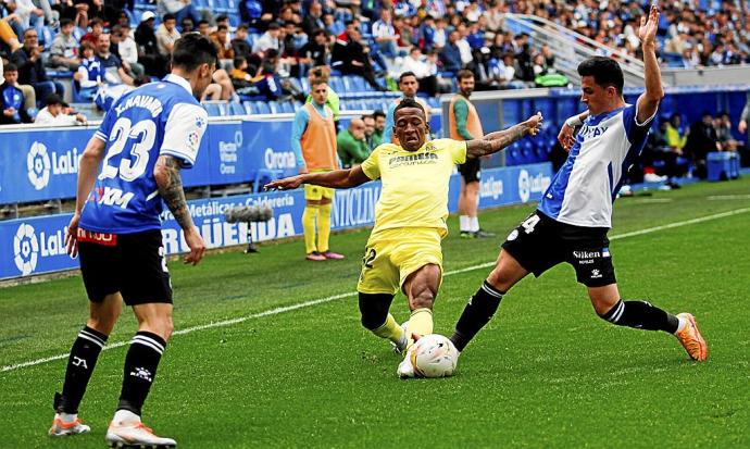 Estupiñán y Manu García pelean un balón, ante la atenta mirada de Ximo Navarro, durante el último partido entre el Alavés y el Villarreal. Foto: Jorge Muñoz