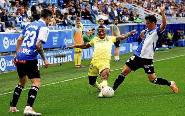 Estupiñán y Manu García pelean un balón, ante la atenta mirada de Ximo Navarro, durante el último partido entre el Alavés y el Villarreal. Foto: Jorge Muñoz