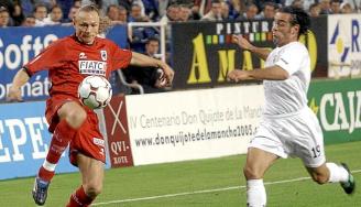 Karpin pugna con Peña, futbolista del Albacete, durante el partido que la Real perdió en el Carlos Belmonte en octubre de 2003.