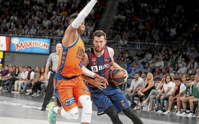 Peters pugna con Rivero durante el choque del pasado sábado. Foto: Iñigo Foronda