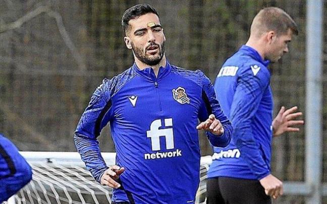 Mikel Merino, todavía con la marca de su choque con el valencianista Guillamón, ayer en Zubieta.