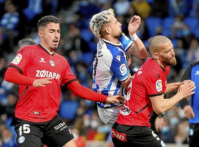 Laguardia y Moya pelean con Januzaj en el pasado derbi en Anoeta. Foto: Rubén Plazaa