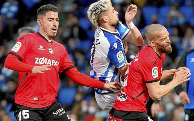 Laguardia y Moya pelean con Januzaj en el pasado derbi en Anoeta. Foto: Rubén Plazaa