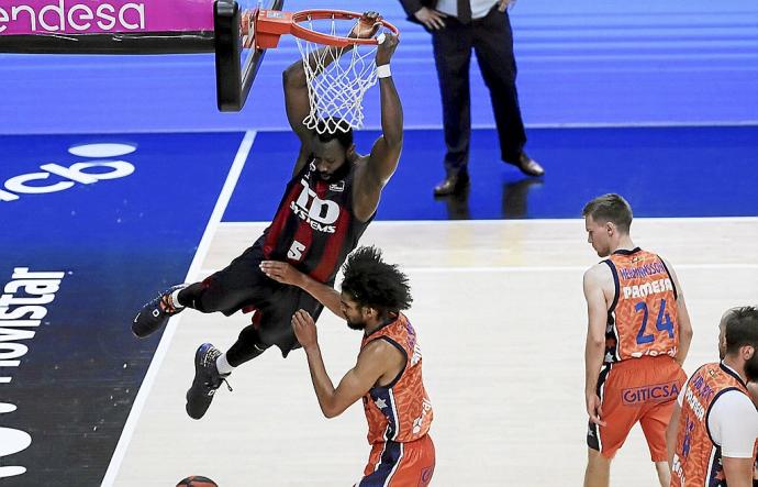 Jekiri machaca el aro ante Labeyrie durante el primer partido de cuartos de final contra el Valencia, que tuvo lugar el lunes. Foto: Área 11