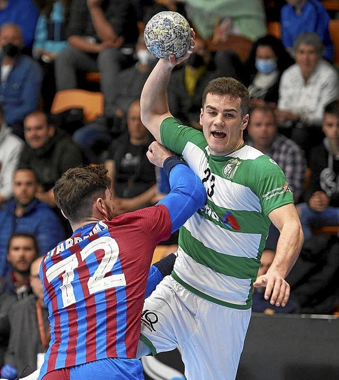 Ander Izquierdo, defendido por el azulgrana Fábregas.