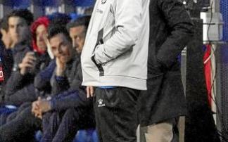 Mendilibar, pensativo durante el día de ayer. Foto: Alex Larretxi