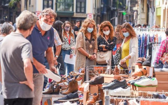 Varias personas en uno de los puntos de venta en la calle durante la edición de 2021. Varias personas en uno de los puntos de venta en la calle durante la edición de 2021.