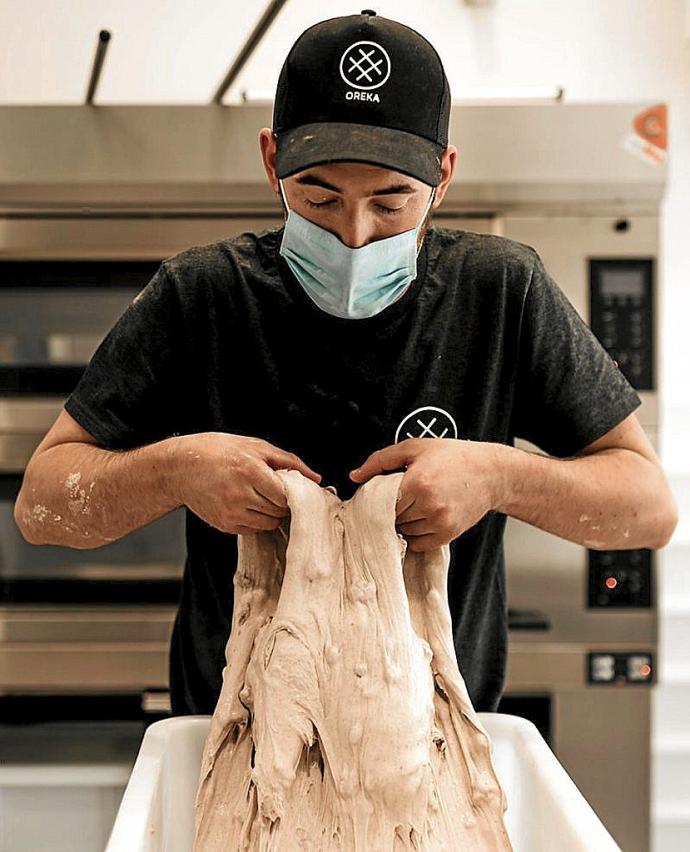 Julen Irurzun ogia egiten. Argazkia: N.G.