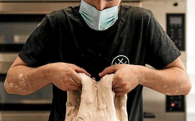 Julen Irurzun ogia egiten. Argazkia: N.G.