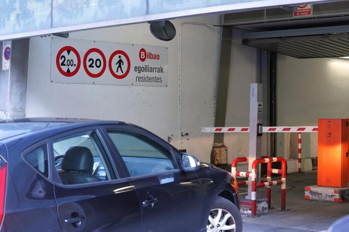 Un vehículo accede a uno de los aparcamientos municipales de Bilbao que dispone de parcelas para residentes.