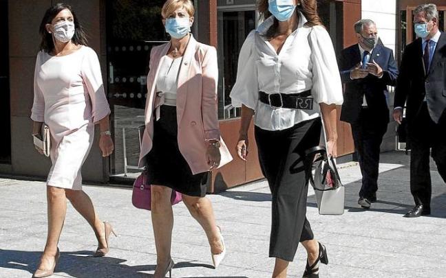 La consejera de Autogobierno, Olatz Garamendi, a la derecha de la imagen, junto a Tapia y Artolazabal. Foto: Josu Chávarri La consejera de Autogobierno, Olatz Garamendi, a la derecha de la imagen, junto a Tapia y Artolazabal. Foto: Josu Chávarri