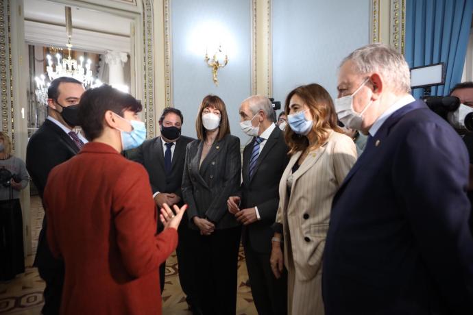 Los consejeros Mendia, Erkoreka, Garamendi y Azpiazu, con la ministra Isabel Rodríguez, en Madrid