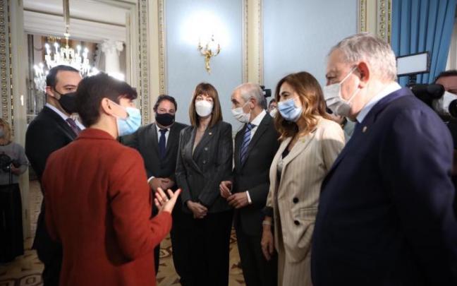 Los consejeros Mendia, Erkoreka, Garamendi y Azpiazu, con la ministra Isabel Rodríguez, en Madrid Los consejeros Mendia, Erkoreka, Garamendi y Azpiazu, con la ministra Isabel Rodríguez, en Madrid