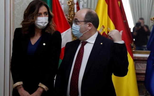 La consejera de Autogobierno, Olatz Garamendi, con el ministro de Política Territorial, Miquel Iceta La consejera de Autogobierno, Olatz Garamendi, con el ministro de Política Territorial, Miquel Iceta