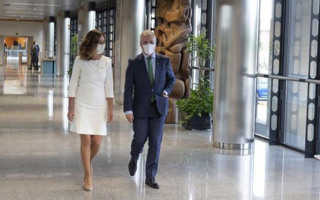 La consejera de Autogobierno, Olatz Garamendi, con el lehendakari, Iñigo Urkullu La consejera de Autogobierno, Olatz Garamendi, con el lehendakari, Iñigo Urkullu