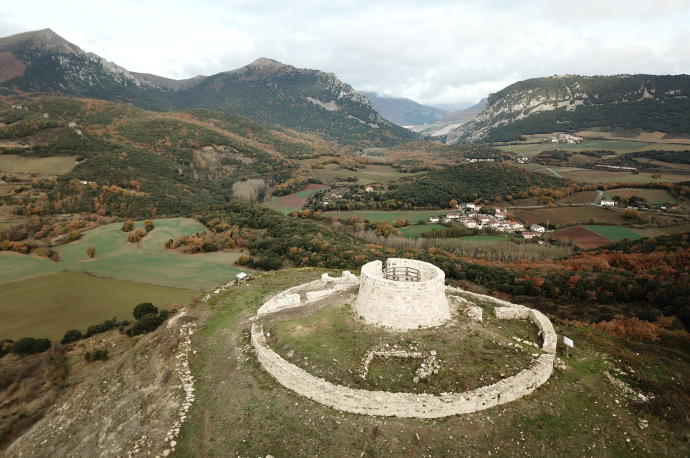 El torreón principal del castillo de Garaño, ya consolidado, y el recinto circular que lo rodea, en una vista panorámica.