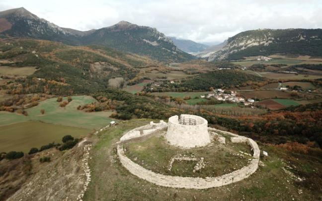 El torreón principal del castillo de Garaño, ya consolidado, y el recinto circular que lo rodea, en una vista panorámica. El torreón principal del castillo de Garaño, ya consolidado, y el recinto circular que lo rodea, en una vista panorámica.