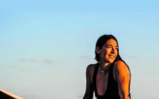 Garazi Sánchez, durante un baño, sobre su tabla de surf. Foto: G.S.