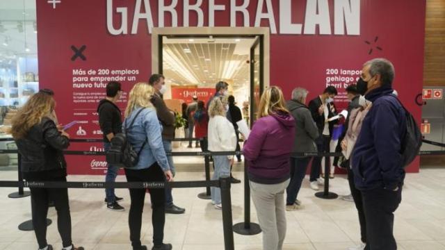 Personas esperan su turno para la entrevista definitiva en la Feria de Empleo de Garbera