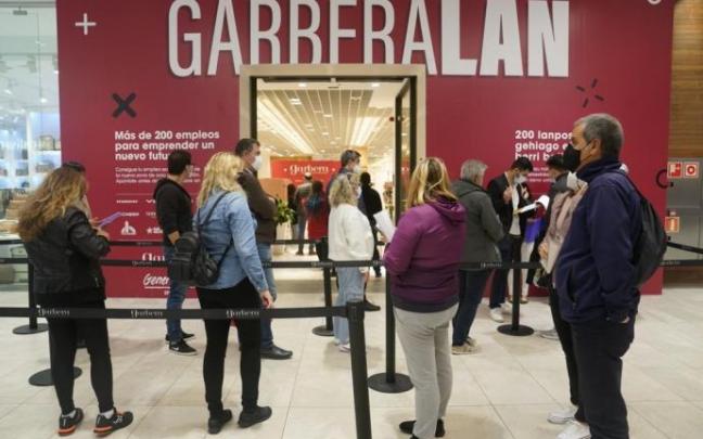 Personas esperan su turno para la entrevista definitiva en la Feria de Empleo de Garbera Personas esperan su turno para la entrevista definitiva en la Feria de Empleo de Garbera