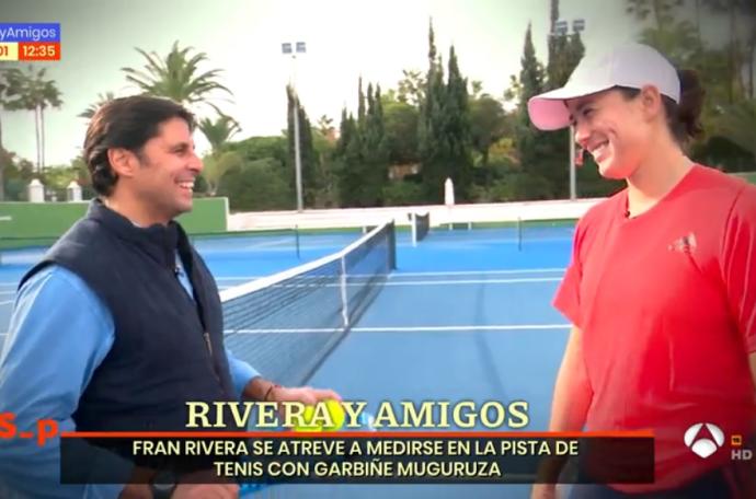Fran Rivera y Garbiñe Muguruza, después de intercambiar unos golpes en una pista de tenis.