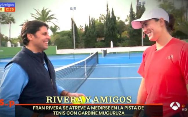 Fran Rivera y Garbiñe Muguruza, después de intercambiar unos golpes en una pista de tenis. Fran Rivera y Garbiñe Muguruza, después de intercambiar unos golpes en una pista de tenis.