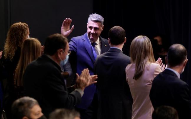 Xavier García Albiol saluda en la sesión extraordinaria del ayuntamiento en el que se ha debatido la moción de censura Xavier García Albiol saluda en la sesión extraordinaria del ayuntamiento en el que se ha debatido la moción de censura