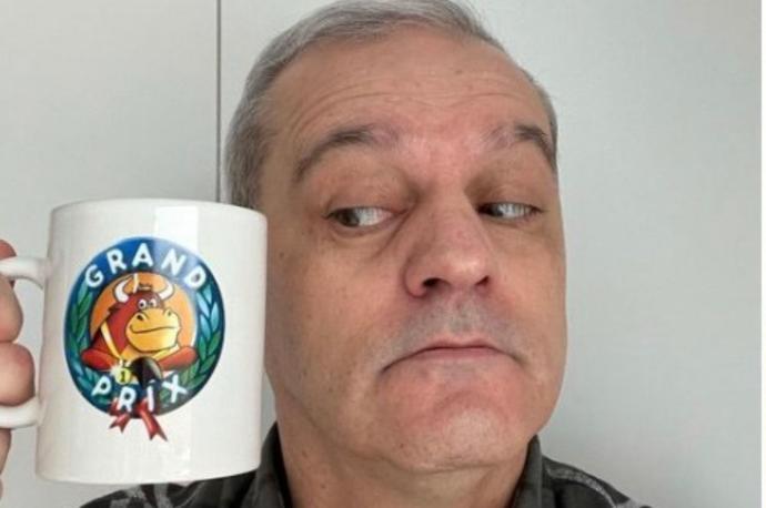 Ramón García con la taza del 'Grand Prix'.