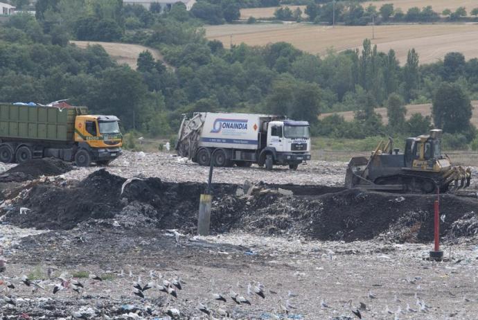 Camiones descargado residuos en el vertedero de Gardelegi.