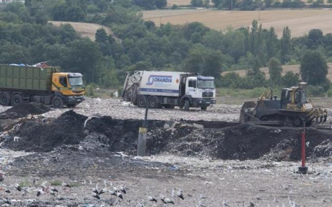 Camiones descargado residuos en el vertedero de Gardelegi. Camiones descargado residuos en el vertedero de Gardelegi.