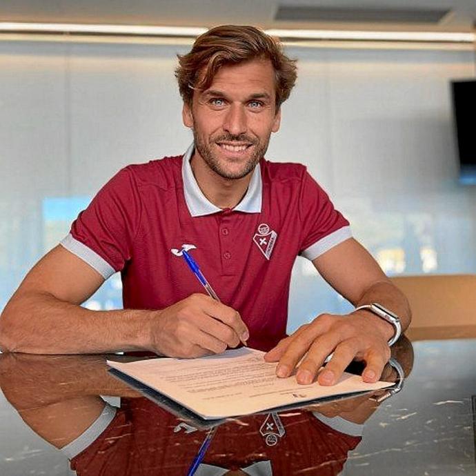 Llorente firma, ayer, el contrato que le vincula con el Eibar. Foto: SD Eibar