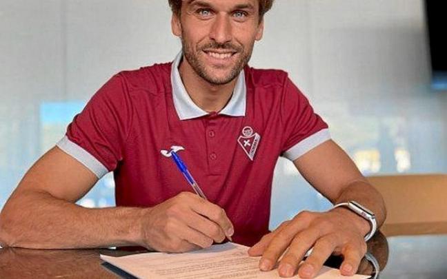 Llorente firma, ayer, el contrato que le vincula con el Eibar. Foto: SD Eibar Llorente firma, ayer, el contrato que le vincula con el Eibar. Foto: SD Eibar