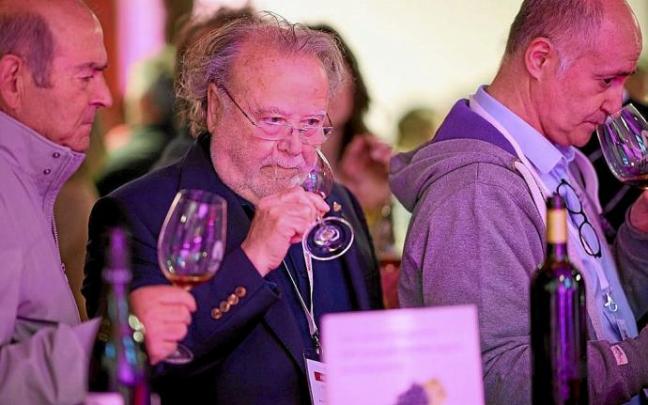 Los jueces valoran algunos de los vinos presentados en el concurso. Foto: Cedida