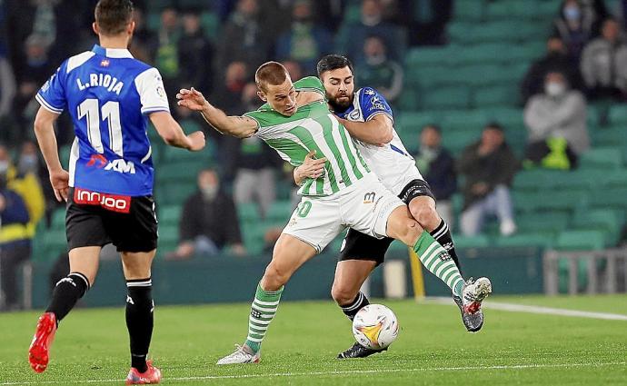 Duarte pelea por el balón. Arriba, abandona el terreno de juego.Foto: EFE