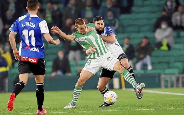 Duarte pelea por el balón. Arriba, abandona el terreno de juego.Foto: EFE Duarte pelea por el balón. Arriba, abandona el terreno de juego.Foto: EFE