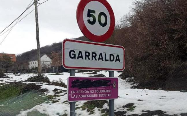 Quinto ataque al euskera en la señal contra la violencia sexista en Garralda. Quinto ataque al euskera en la señal contra la violencia sexista en Garralda.