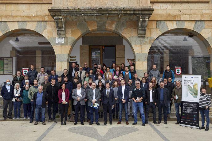 En primera fila, Uxue Itoiz, Ignacio Ugalde, José María Aierdi, Mikel Irujo, Ángel Luis Mandacen y Gurutz Gorraiz, con vecinos y vecinas de la localidad.