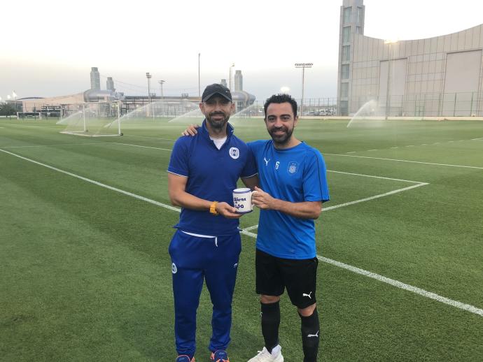 Oscar Garro, junto a Xavi, técnico del Barça, en Catar