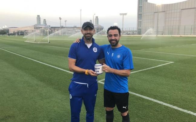 Oscar Garro, junto a Xavi, técnico del Barça, en Catar