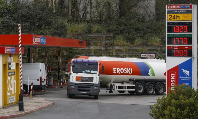 Un camión cisterna en una gasolinera de Bizkaia.