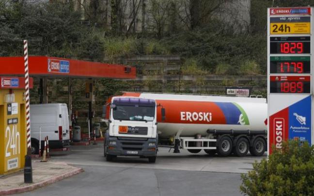 Un camión cisterna en una gasolinera de Bizkaia.