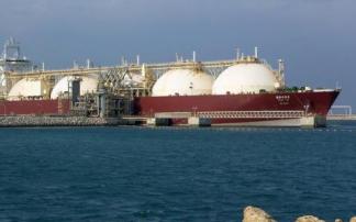 Vista de una barco gasero que transporta gas desde Rusia a la UE.