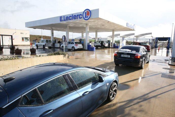 Coches haciendo cola en la gasolinera más barata de Navarra