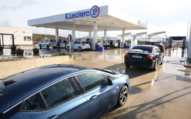 Coches haciendo cola en la gasolinera más barata de Navarra